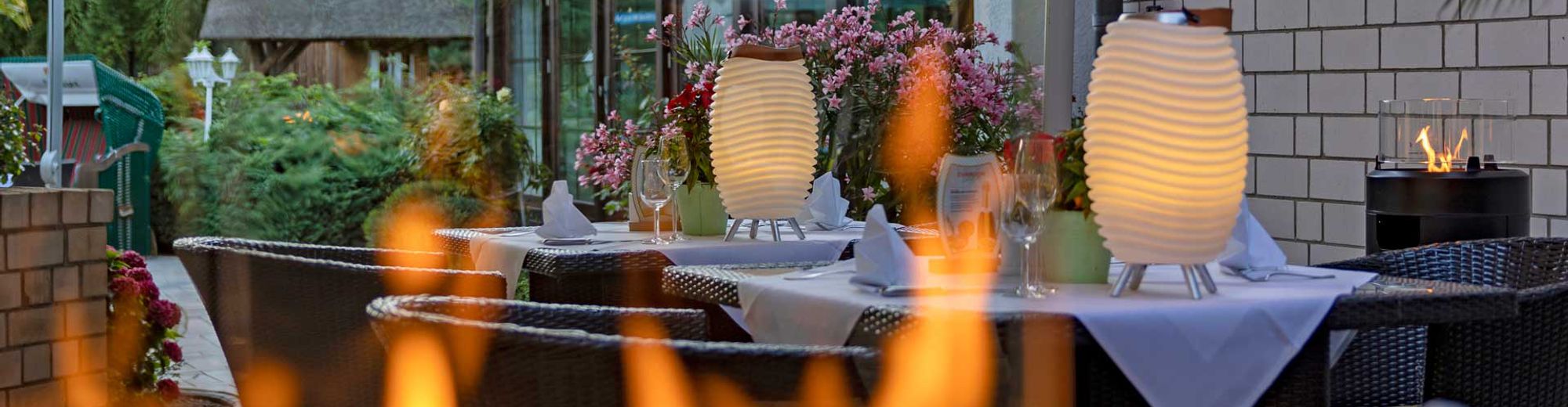 Abendstimmung auf der Restaurantterrasse mit Tischbeleuchtung