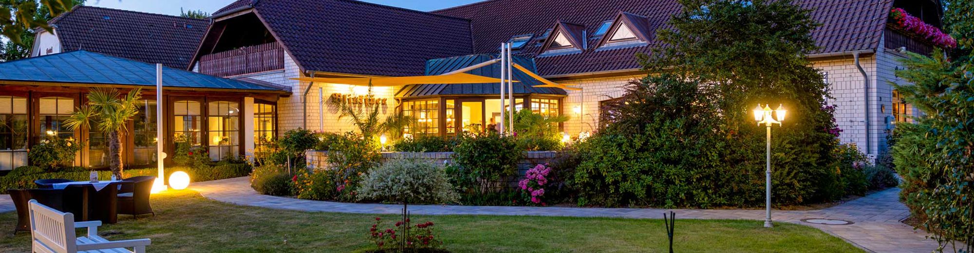 Außenaufnahme in der Dämmerung mit stimmungsvoller Beleuchtung im Garten
