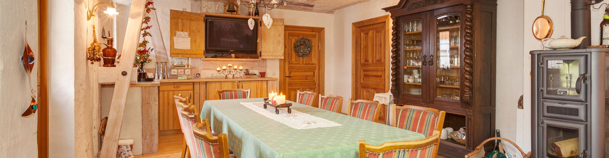 Rustikaler Frühstücksraum mit Holzmöbel und einem Ofen