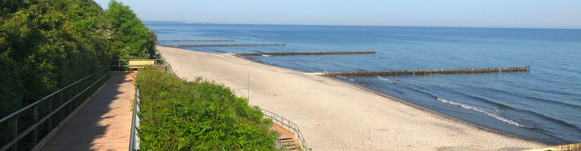 hölzener Weg zum Strand hinunter