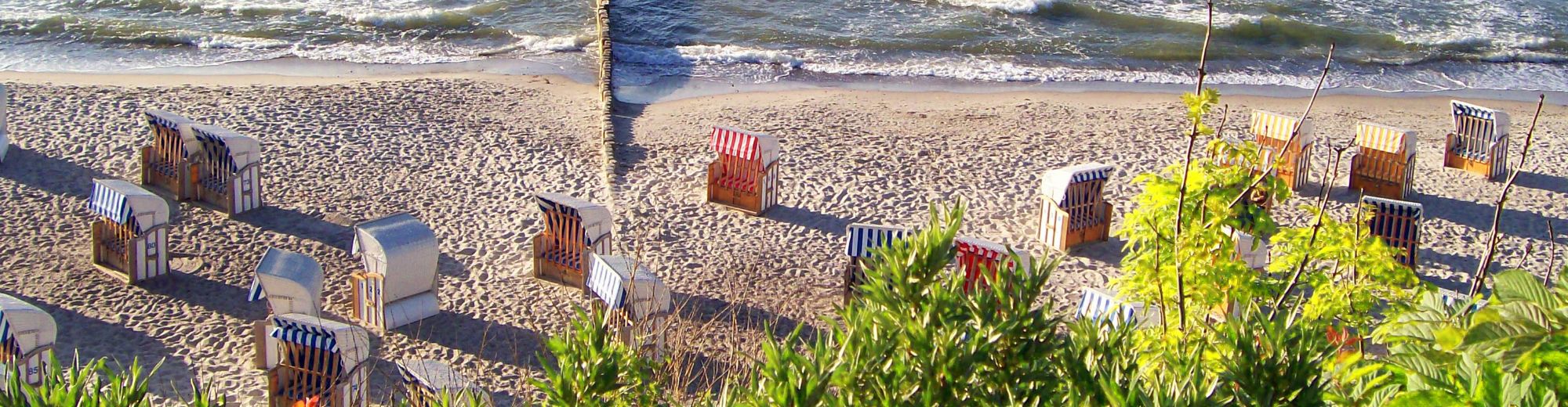 Strandkörbe auf dem Ostseestrand von oben fotografiert