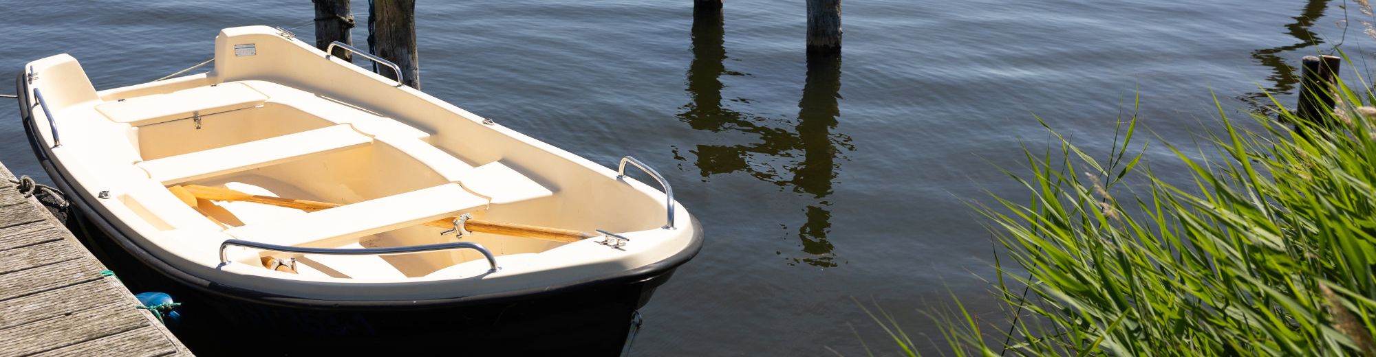 Kleines Ruderboot an einem Holzsteg