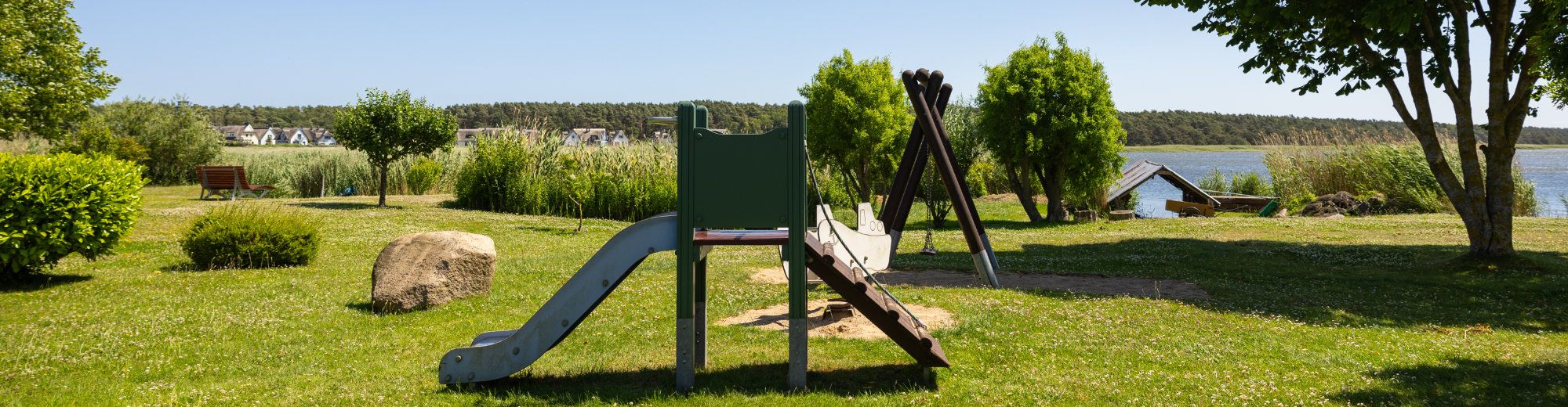 Kinderspielplatz mit Rutsche und Schaukel
