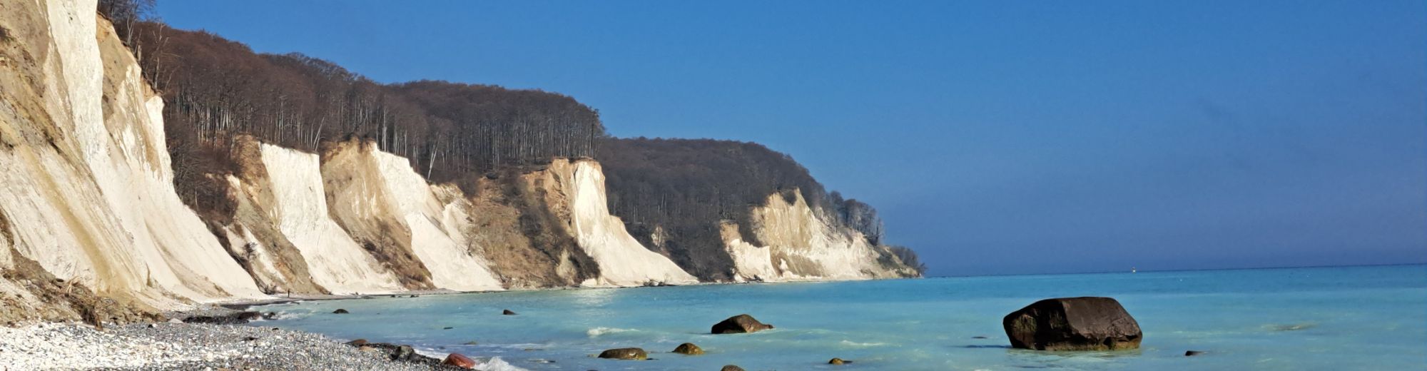 Kreidefelsen an der Ostseeküste mit türkis-strahlendem Wasser