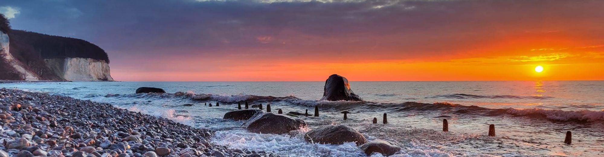 Abenddämmerung an den Kreidefelsen an der Ostseeküste