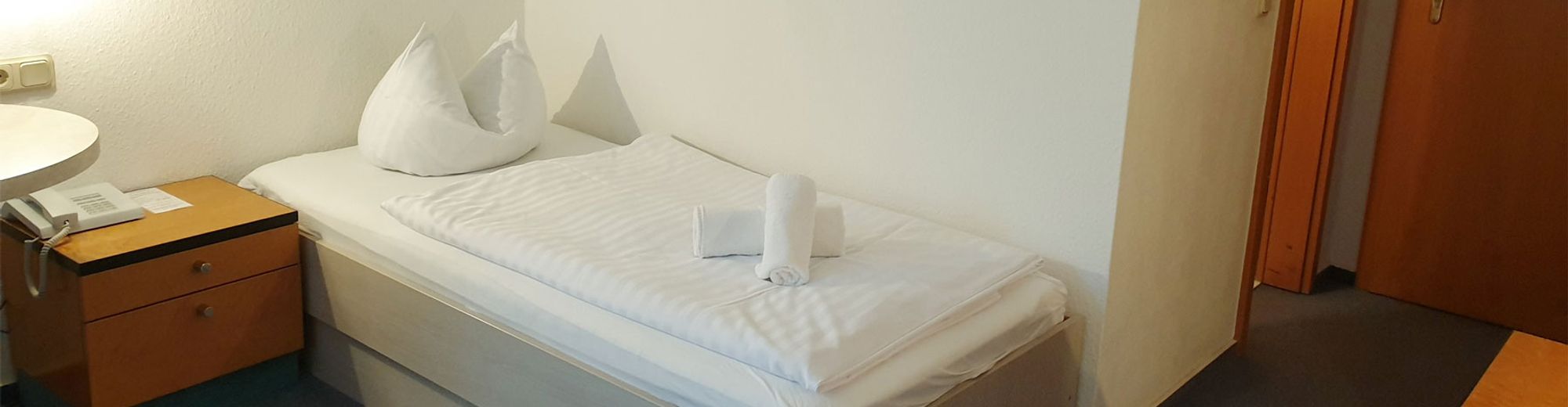 Hotelzimmer mit einem Einzelbett