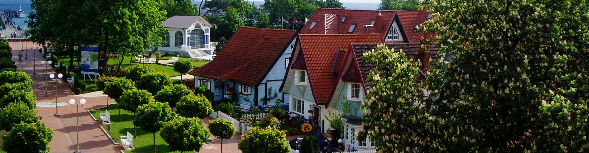 Aufnahme von oben über die Promenade in Richtung Ostsee