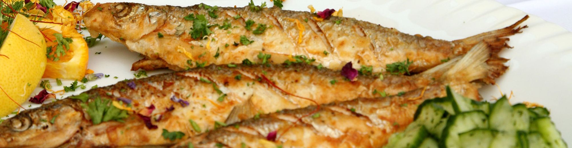 Gebratene Fischspezialiltäten dekorativ angerichtet