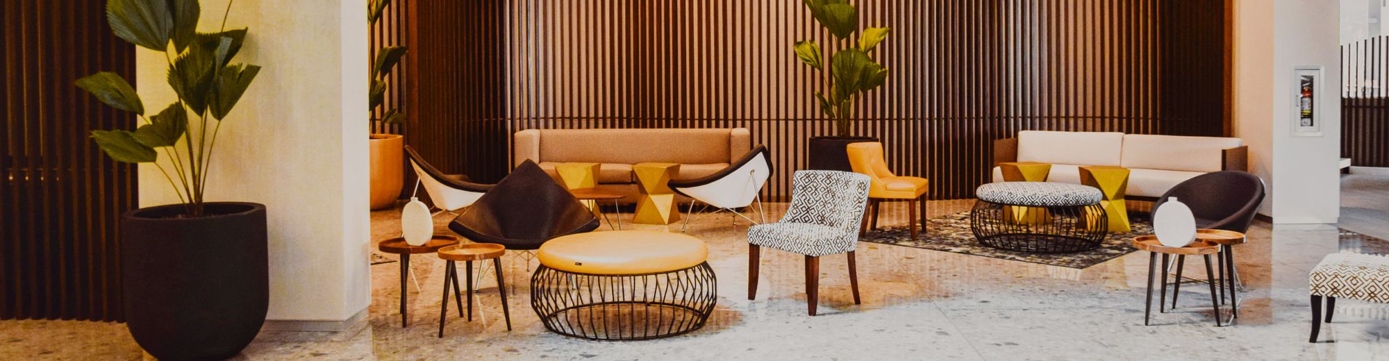 große, beleuchtete Hotel-Lobby