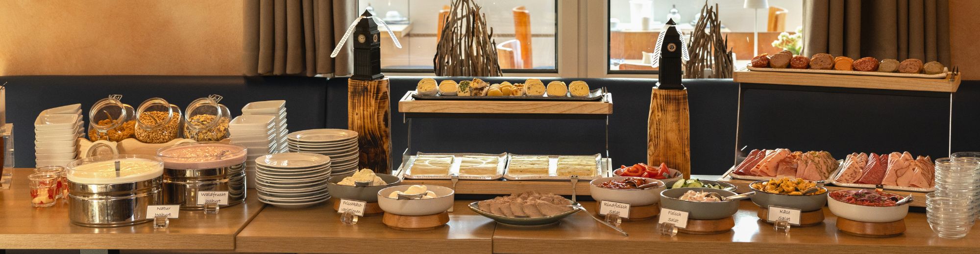 Frühstücksbuffet mit Aufschnittplatten