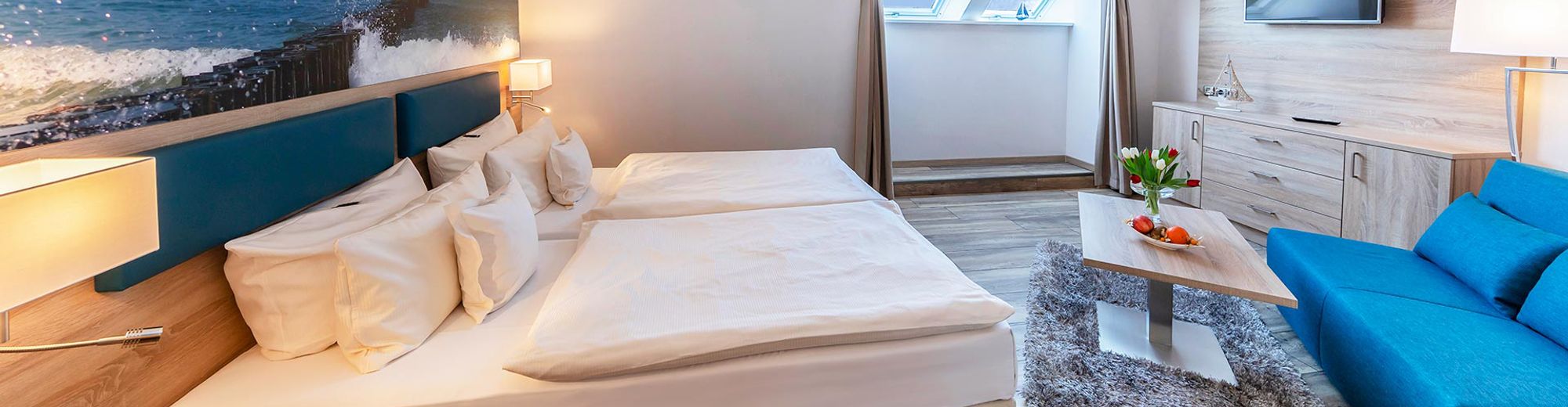 Hotelzimmer mit Doppelbett im Obergeschoss des Hauses