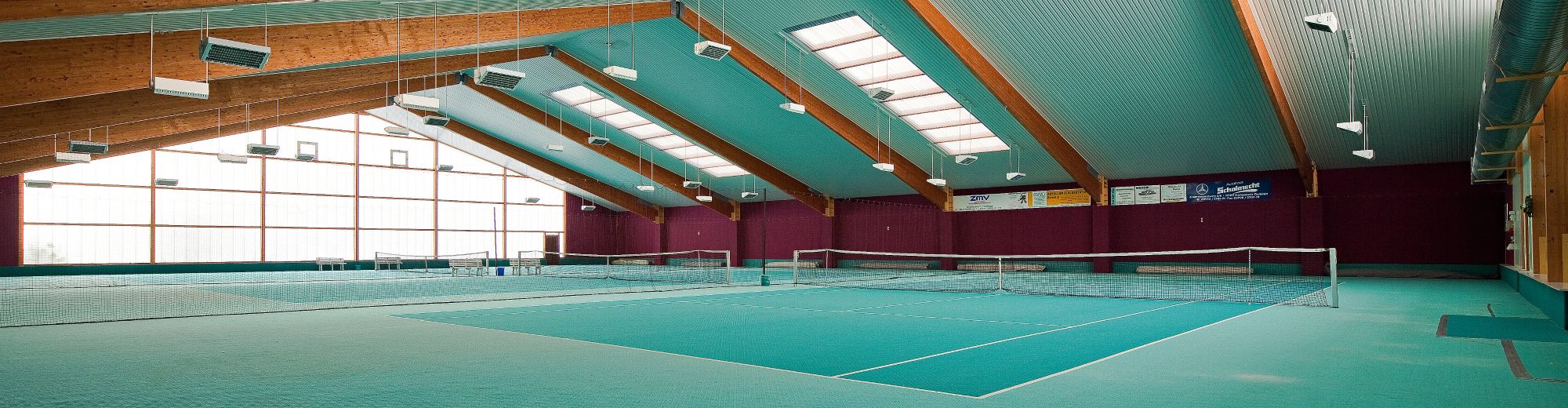 Tennishalle mit 3 Plätzen