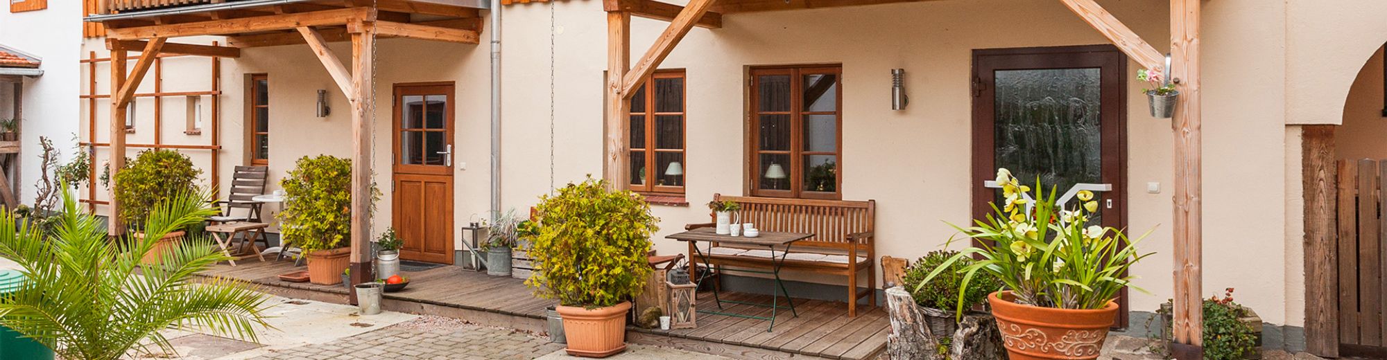 Außenansicht der Fewos mit Balkonen und Terrassen