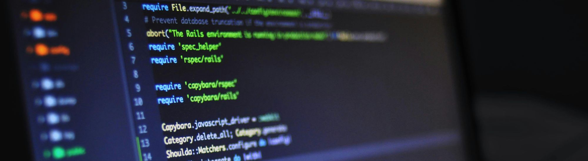 Foto eines Bildshirms mit Entwicklungsumgebung und Quellcode