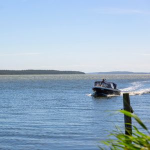 Ein Motorboot fährt über das Wasser