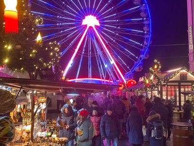 Schweriner Weihnachtsmarkt - Blick auf das Riesenrad | © mvp.de