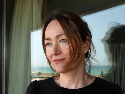 Eli liegt auf der Couch der Analytikerin und blickt zurück. Er mutmaßt und fabuliert von seiner Familiengeschichte, die durch ein ganzes Jahrhundert und quer über den europäischen Kontinent führt. Katerina Poladjan, die für Goldstrand (S. Fischer 2025) de