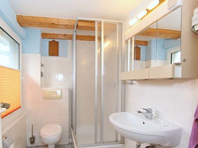 Bad mit Dusche und WC