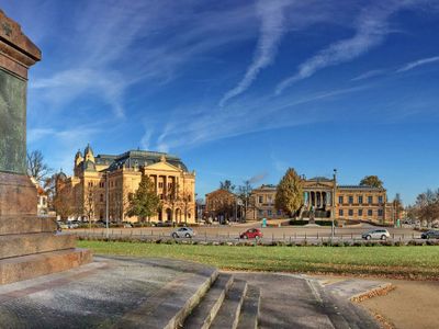 Alter Garten Schwerin mit Staatstheater (l.) und staatlichem Museum (r.)
