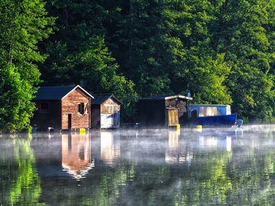 Bootshäuser am Ufer Labussee | © UbjsP - stock.adobe.com