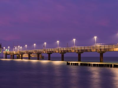 Zingst – Seebrücke mit Tauchglocke zur Blauen Stunde | © majonit - stock.adobe.com