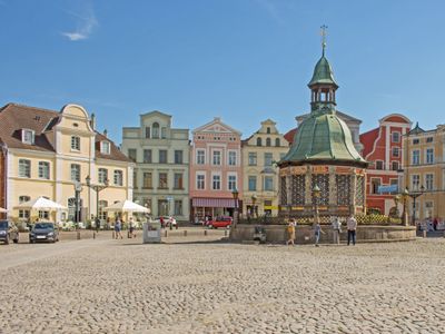 Wismar Marktplatz mit Brunnen | © nordenfan - stock.adobe.com