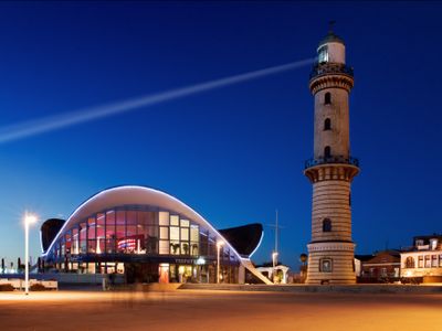 Blaue Stunde Warnemünde / Leuchtturm  | © Christopher Klein - stock.adobe.com