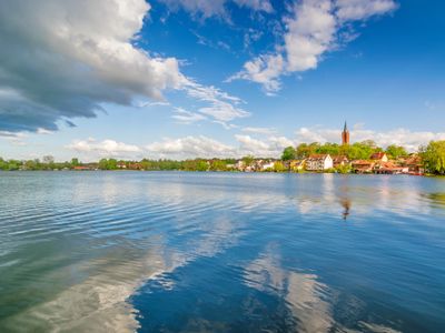 Die Stadt Feldberg spiegelt sich auf dem Haussee | © kentauros - stock.adobe.com