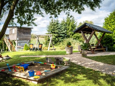Gartenansicht mit Spielplatz