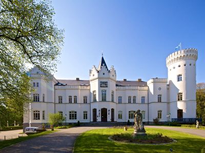 Schloss & Schlosspark Schlemmin | Bergringfoto - stock.adobe.com
