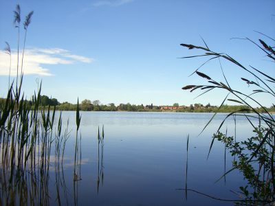 Ostufer Schweriner See mit Naturschutzgebiet Warnowtal bei Karnin