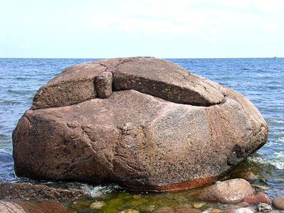 Der Findling Svantekahs am nordwestlichen Ufer der Halbinsel Jasmund auf der Insel Rügen. | ©  Lappländer,    CC BY-SA 4.0, via Wikimedia Commons