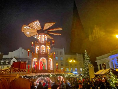 Schweriner Weihnachtsmarkt - Marktplatz mit Pyramide | © mvp.de