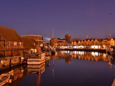 Stadthafen bei Nacht | © Jörg Pfand - stock.adobe.com