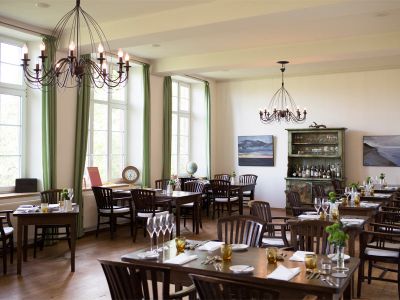 Restaurant Klassenzimmer - Alte Schule Fürstenhagen | Joerg Lehmann | Das bodenständige Restaurant Klassenzimmer vereint gehobene Kochkunst mit einem jeweils passenden Naturwein-und Getränkeangebot.