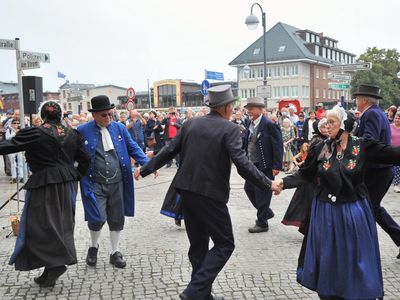 Historische Trachten und Tänze präsentiert vom Warnemünde Verein  | © Joachim Kloock