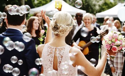 Gäste gratulieren dem Hochzeitspaar | © bilderstoeckchen - stock.adobe.com