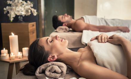 Wellness-Massagen in erholsamer Umgebung | © Kzenon - stock.adobe.com