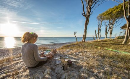 Malen am Naturstrand an der Ostsee | © haiderose - stock.adobe.com