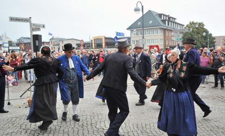 Historische Trachten und Tänze präsentiert vom Warnemünde Verein  | © Joachim Kloock