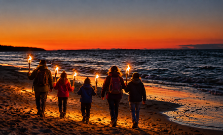 Fackelwanderung "Inselleuchten" | © Familienwanderung im Fackelschein am Strand.png
