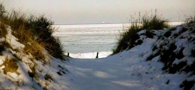 Strandzugang im Winter