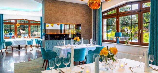 Hotel Blinkfüer - Restaurant mit eingedeckten Tischen