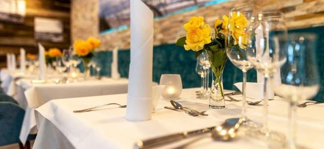 Hotel Blinkfüer - gedeckter Tisch im Restaurant