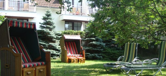 Hotel Blinkfüer - Garten mit Strandkörben und Sonnenliegen