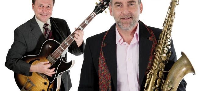 Musiker mit Gitarre und Saxophon