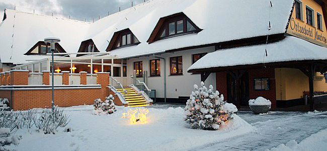 Außenansicht des Hotels im Winter