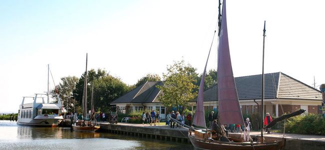 Boote an der Uferpromenade