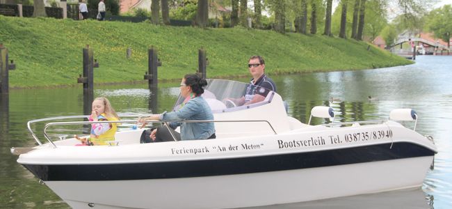 Familienausflug mit einem Boot