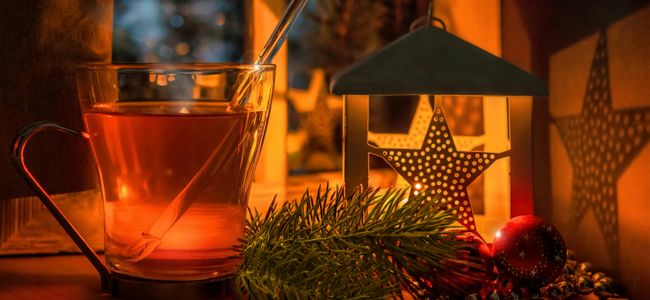Nahaufnahme Tee im Teeglas und Weihnachtsdeko